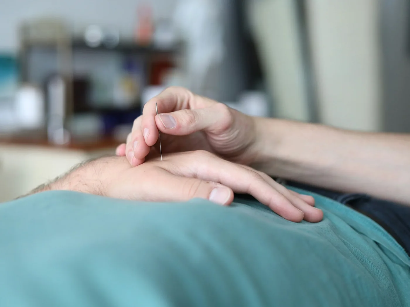 「當腰部扭到時如何辦？中醫針灸有效舒緩疼痛的實用指南」